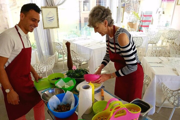 Siciliansk matlagingskurs med havutsikt og Taormina-markedet med kokk Mimmo