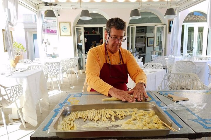 Siciliansk matlagingskurs med havutsikt og Taormina-markedet med kokk Mimmo