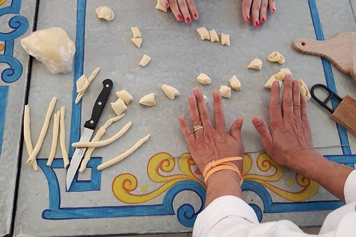 Siciliansk matlagingskurs med havutsikt og Taormina-markedet med kokk Mimmo