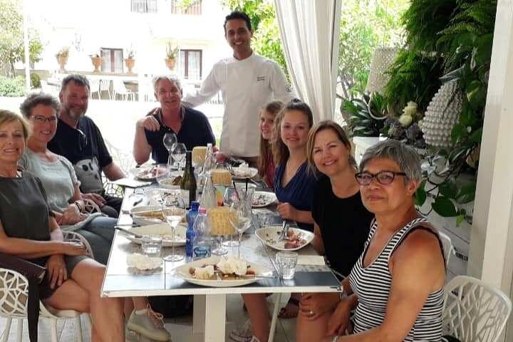 Siciliansk matlagingskurs med havutsikt og Taormina-markedet med kokk Mimmo