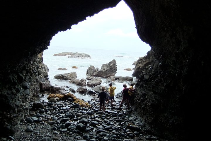 Passeggiata alla piscina di marea della grotta marina dei pirati a Dana Point