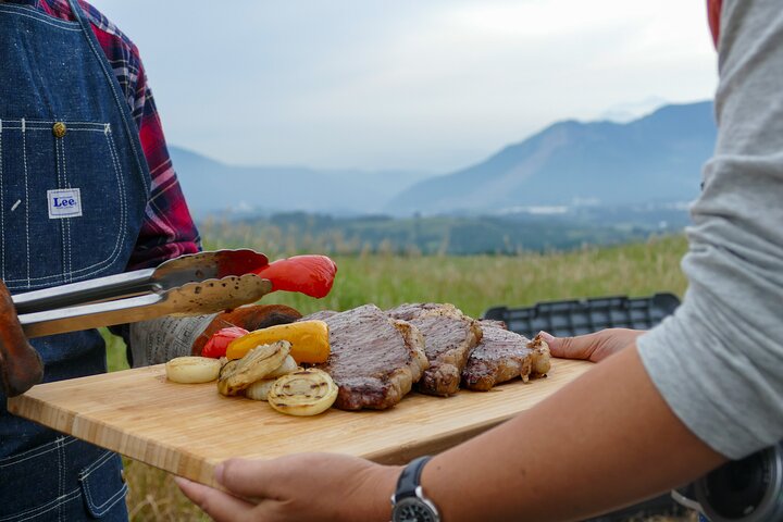 "Aka beef barbecue" til smag i den fantastiske udsigt over Aso