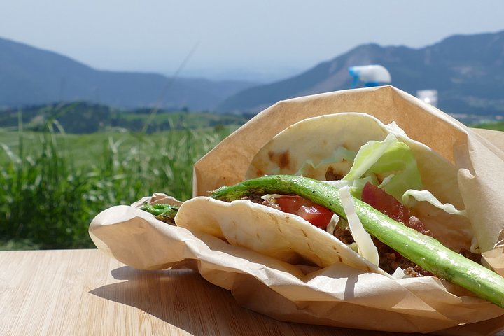 "Aka beef barbecue" til smag i den fantastiske udsigt over Aso