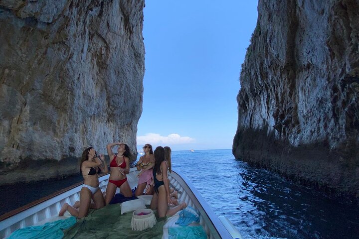 Capri bådtur: Grottoes, Swim & Sip Limoncello i en lille gruppe