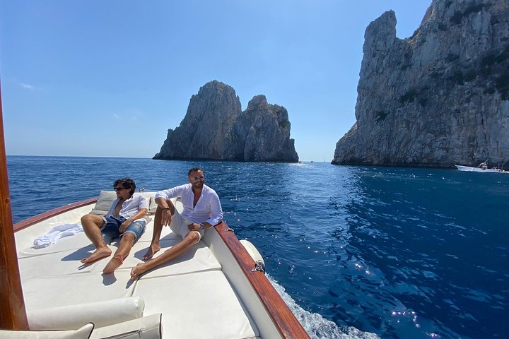 Capri bådtur: Grottoes, Swim & Sip Limoncello i en lille gruppe