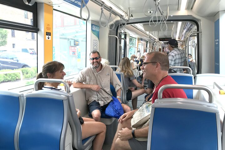 Tour gastronómico en tranvía y mercado de Findlay con tours gastronómicos junto al río