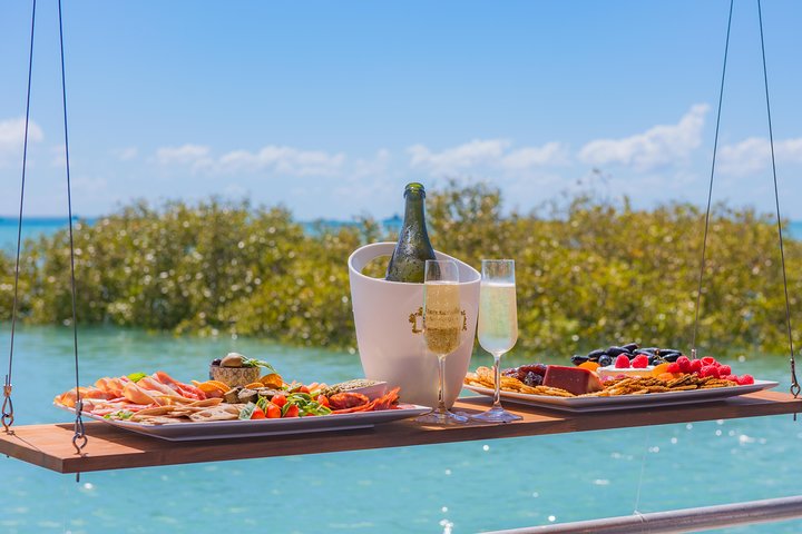 DINOSAUR AVONTUURCRUISE - Met tapas en cocktails aan het strand