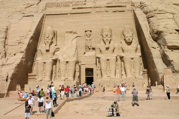 Tour zum Abu Simbel Tempel mit einer kleinen Gruppe und einem professionellen Reiseleiter