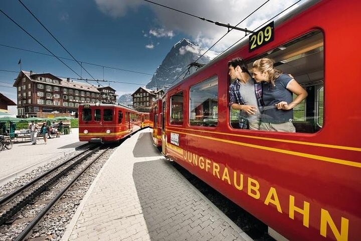 チューリッヒ発ユングフラウヨッホ日帰り旅行:スイスアルプス&ベルネーゼオーバーラント