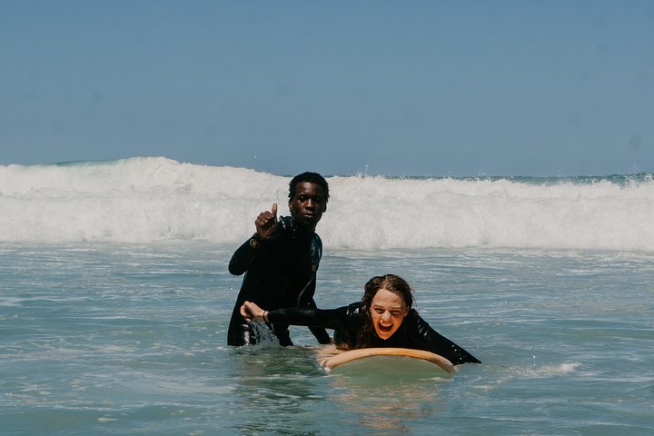 Clases de surf de 1 hora y 15 minutos en Victoria Bay y Wilderness