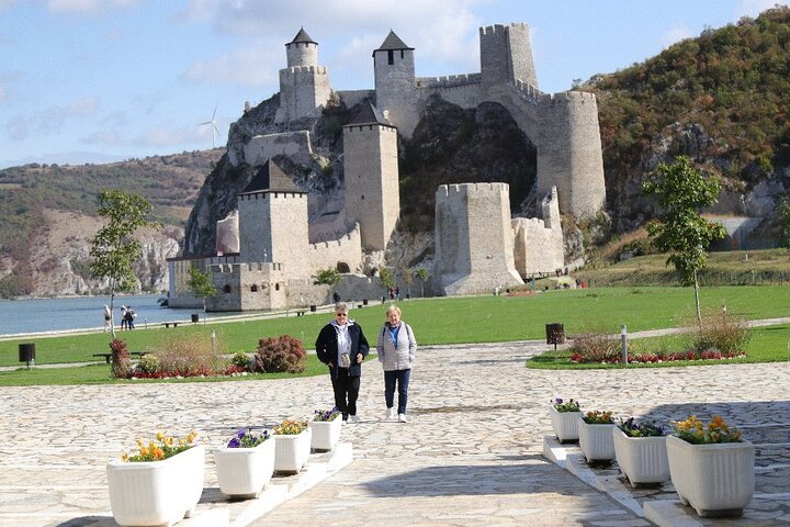 Langs Donau: Golubac Fortress & Iron Gate Gorge dagstur fra Beograd