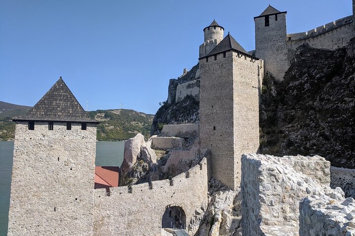 Langs Donau: Golubac Fortress & Iron Gate Gorge dagstur fra Beograd
