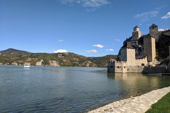Langs Donau: Golubac Fortress & Iron Gate Gorge dagstur fra Beograd