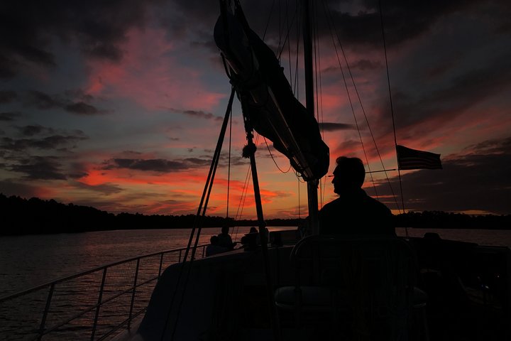Croisière à voile au coucher du soleil à Orange Beach ADULTE SEULEMENT (13 ANS +)