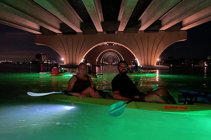Sharkeys fisk med glasbotten matar LED Night Tour St. Pete Beach