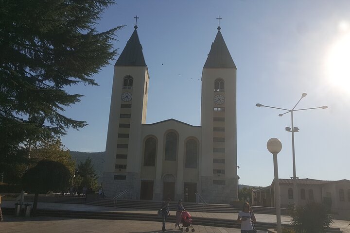 Desde Split/Trogir: tour por Mostar y Medjugorje con cata de vinos