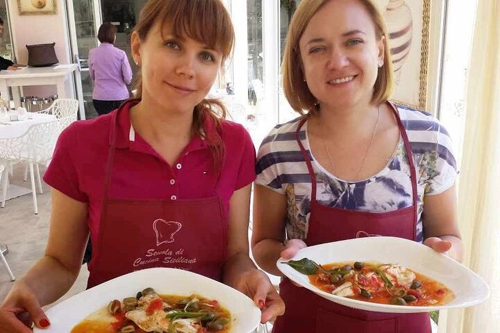 Siciliansk matlagingskurs med havutsikt og Taormina-markedet med kokk Mimmo