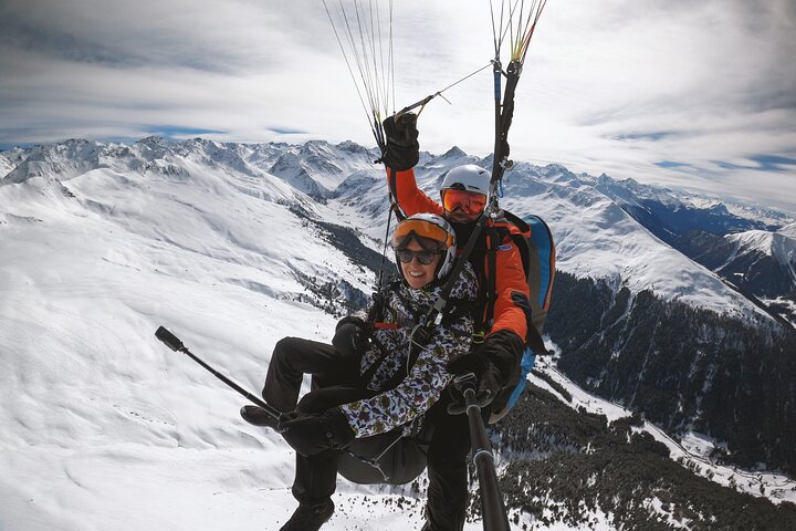DAVOS: Vôo duplo de parapente nos Alpes suíços (vídeo e fotos incluídos)