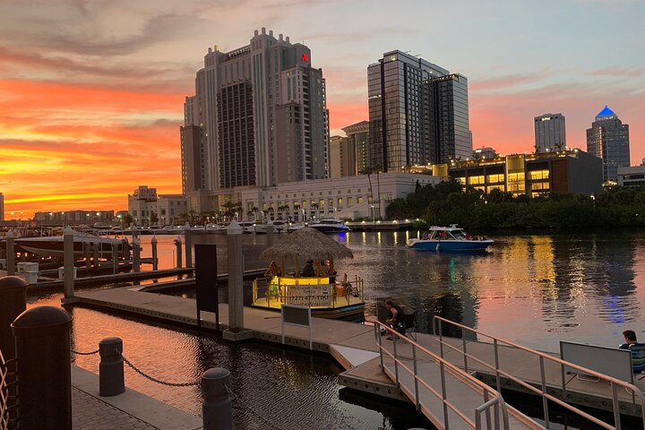 Tiki Boat - Downtown Tampa - Den enda autentiska flytande Tiki Bar
