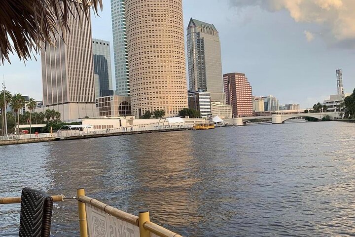 Tiki Boat - Downtown Tampa - Den enda autentiska flytande Tiki Bar