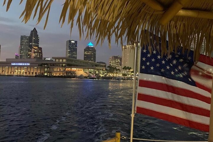 Tiki Boat - Downtown Tampa - Den enda autentiska flytande Tiki Bar