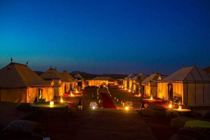 Desert Camp Stay-pakket van 1 nacht (Jeep+Camel+Hi-tea+Cultureel Evenement+Diner+B'Fast