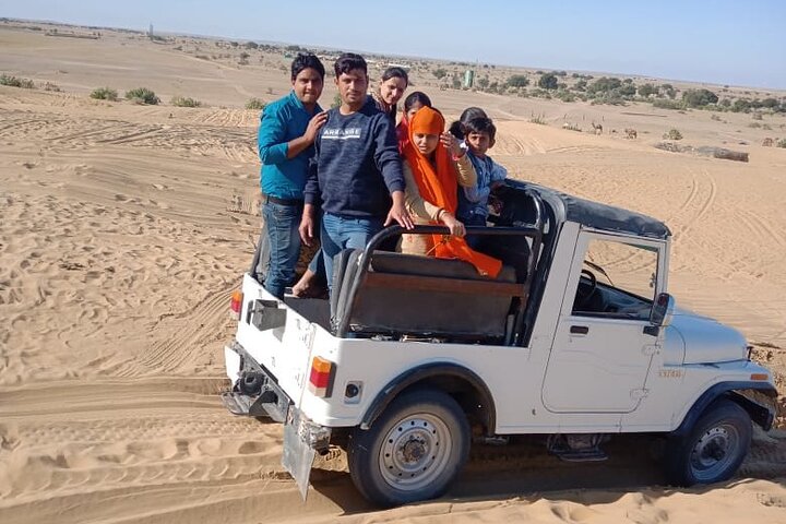 Desert Camp Stay-pakket van 1 nacht (Jeep+Camel+Hi-tea+Cultureel Evenement+Diner+B'Fast