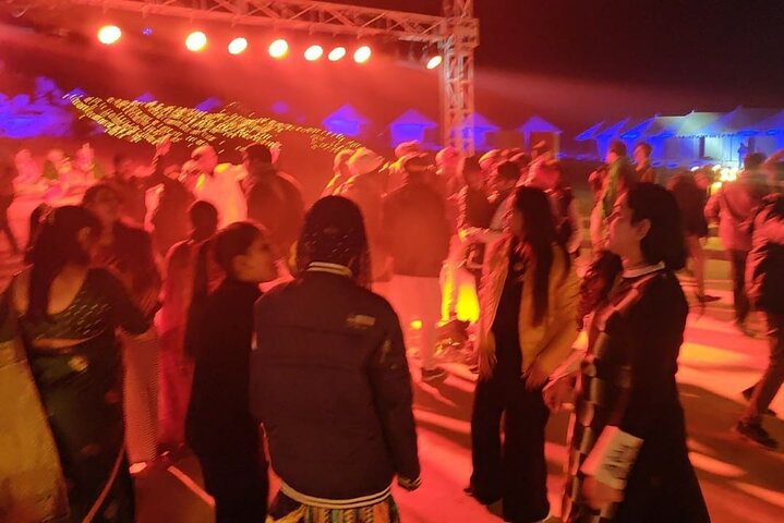 Desert Camp Stay-pakket van 1 nacht (Jeep+Camel+Hi-tea+Cultureel Evenement+Diner+B'Fast