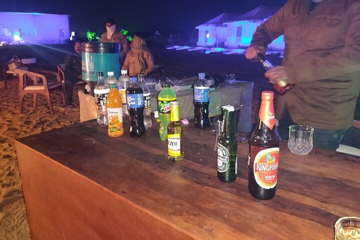 Desert Camp Stay-pakket van 1 nacht (Jeep+Camel+Hi-tea+Cultureel Evenement+Diner+B'Fast