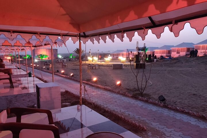 Desert Camp Stay-pakket van 1 nacht (Jeep+Camel+Hi-tea+Cultureel Evenement+Diner+B'Fast
