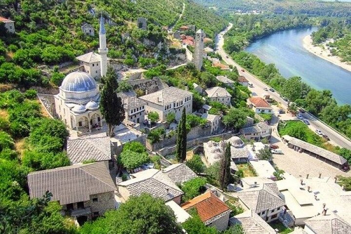Desde Split/Trogir: tour por Mostar y Medjugorje con cata de vinos