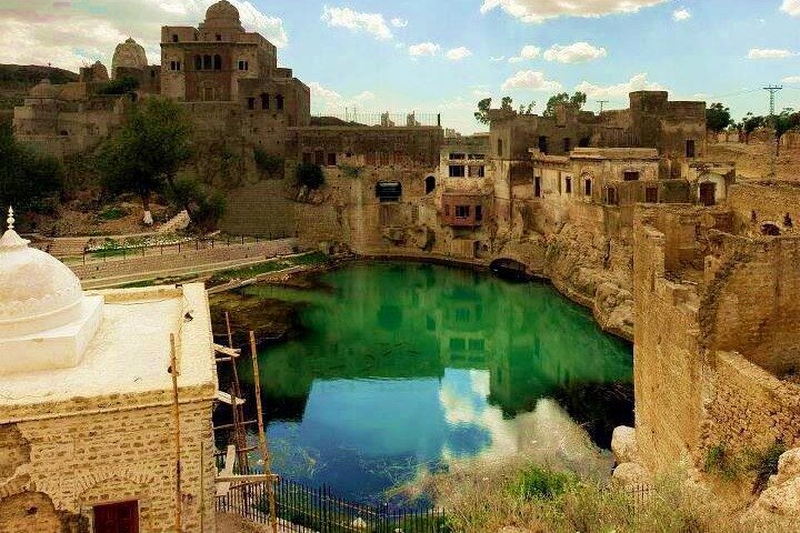 ラホールから:Katas Raj Temple、Khewra Salt Mines、Kalar Kahar Day Trip