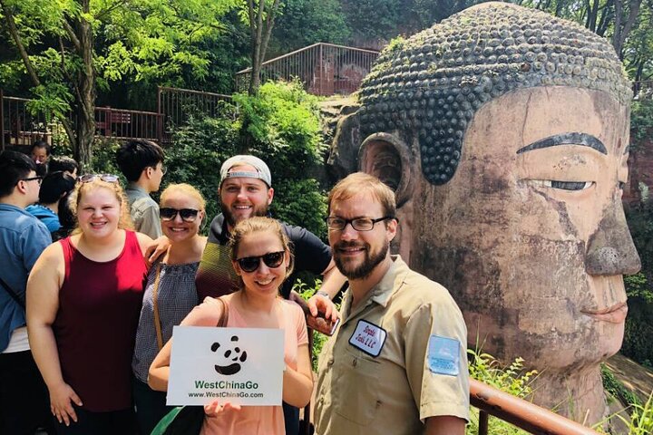 All-inclusive privétrip naar Chengdu Giant Panda Base en Leshan Giant Buddha