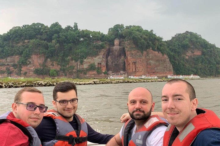 All-inclusive privétrip naar Chengdu Giant Panda Base en Leshan Giant Buddha