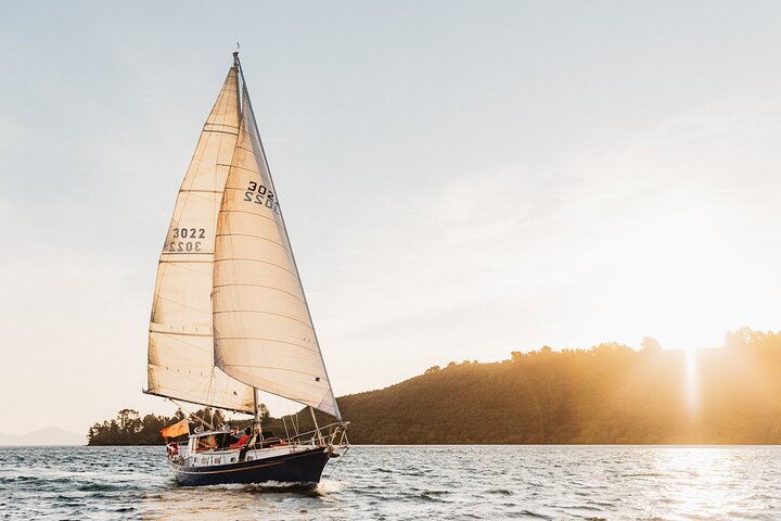 Klassisk sejlads - Māori Rock Carvings - Taupo Sailing Adventures
