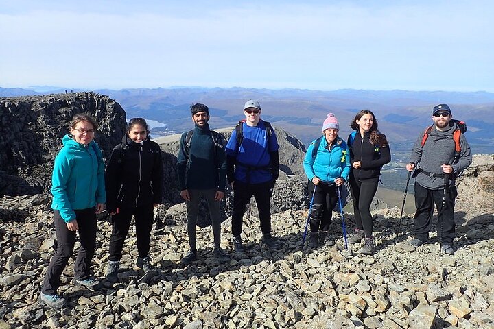 Gruppe Gå op Ben Nevis fra Fort William