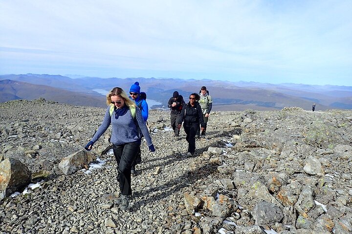 Gruppe Gå op Ben Nevis fra Fort William