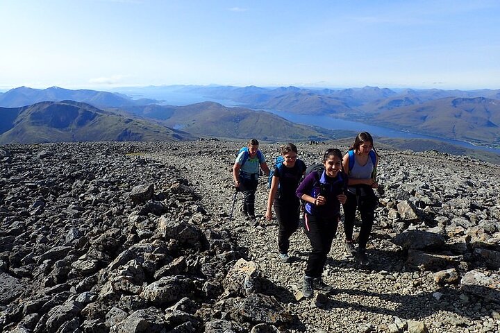 Gruppe Gå op Ben Nevis fra Fort William