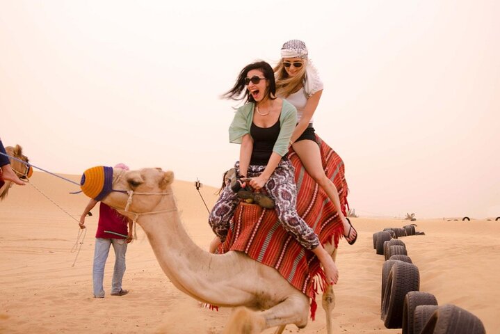 Dubaï Soirée4x4Desert Safari, barbecue dîner, danse du ventre, promenade à dos de chameau