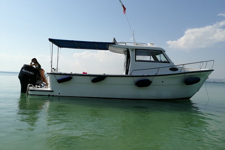 Passeio de barco, festa em barco, observação de golfinhos, pesca.