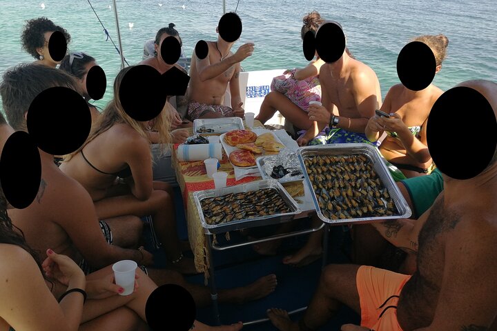 Passeio de barco, festa em barco, observação de golfinhos, pesca.