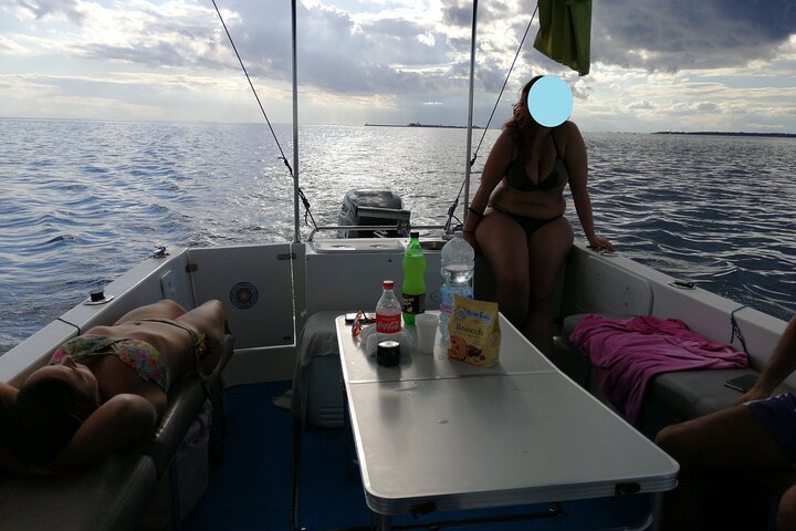 Passeio de barco, festa em barco, observação de golfinhos, pesca.