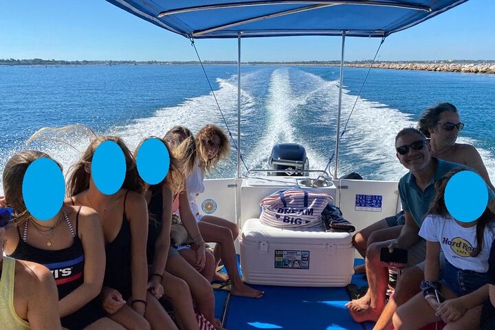 Passeio de barco, festa em barco, observação de golfinhos, pesca.