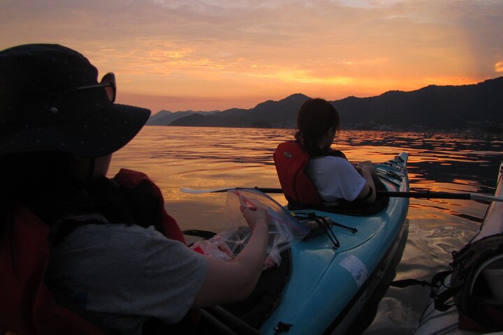Tour nocturno en kayak Relájese bajo el resplandor natural de las luciérnagas marinas
