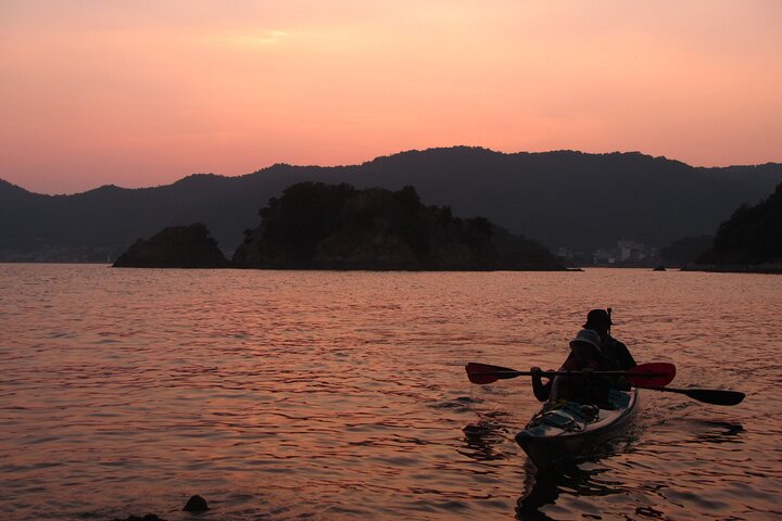 Tour nocturno en kayak Relájese bajo el resplandor natural de las luciérnagas marinas