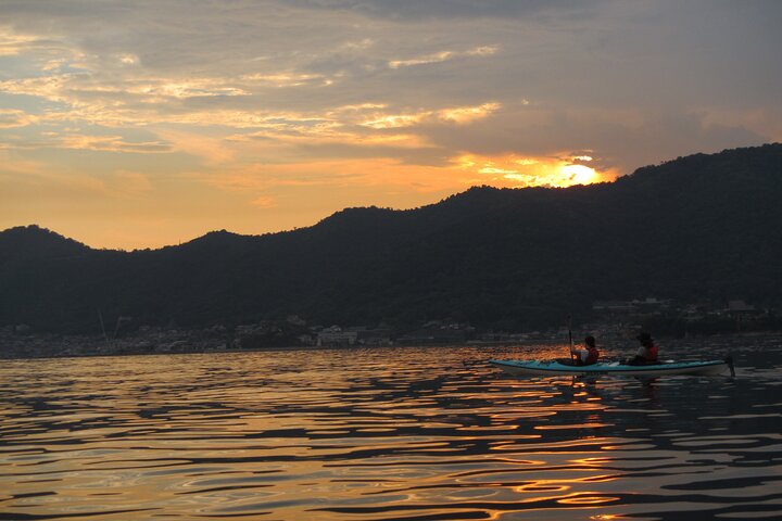 Tour nocturno en kayak Relájese bajo el resplandor natural de las luciérnagas marinas