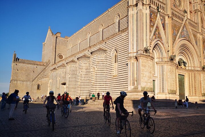 E-Bike-Tour in Orvieto in kleinen Gruppen: Geschichte, Kultur zum Mittag- oder Abendessen