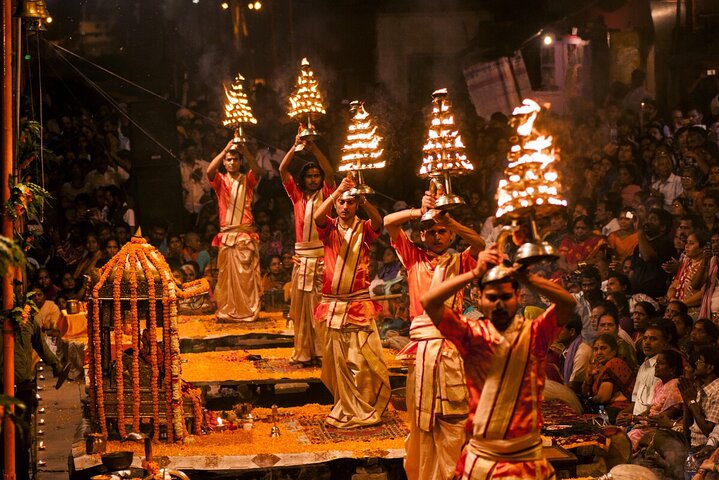 Tour de Ganga Aarti por la noche en Varanasi
