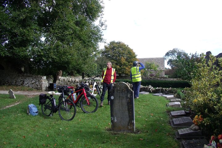 A excursão privada de um dia de bicicleta elétrica em Cotswolds começa perto de Oxford