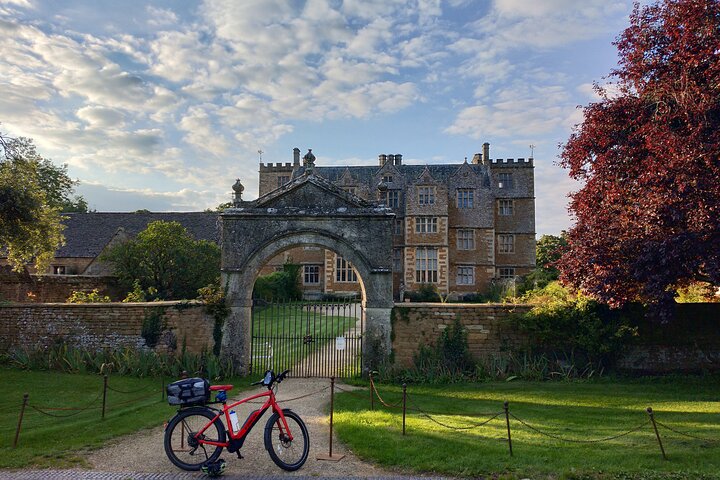 A excursão privada de um dia de bicicleta elétrica em Cotswolds começa perto de Oxford